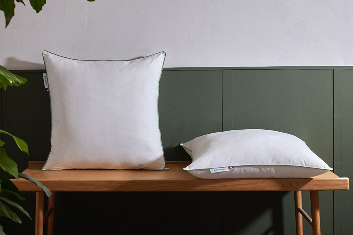 Oreiller coton 60 x 60cm  Enveloppe : 100% coton Intérieur : 50% boules polyester, 50% fibres siliconées creuses